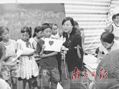 在帐篷学校里，赖小林给孩子们上第一堂心理辅导课。受访者供图