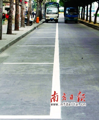 路边停车5元\/小时路侧带也划停车位·南方日报数字报·南方报网